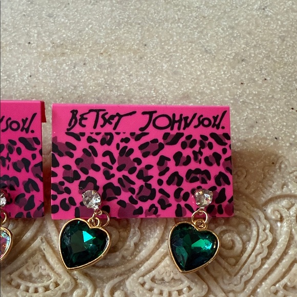NWT retiredBetsey Johnson Multicolor or green faceted Heart Earrings - Picture 2 of 2